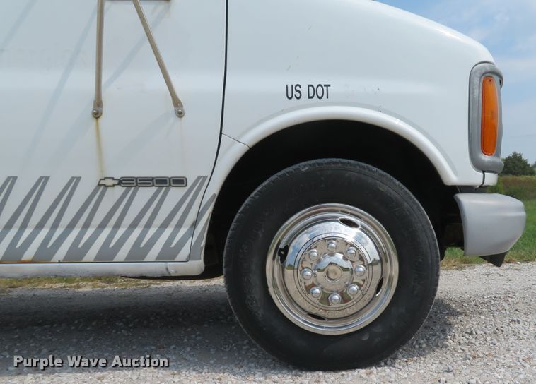 image for item DH1586 2002 Chevrolet Express G3500 box truck