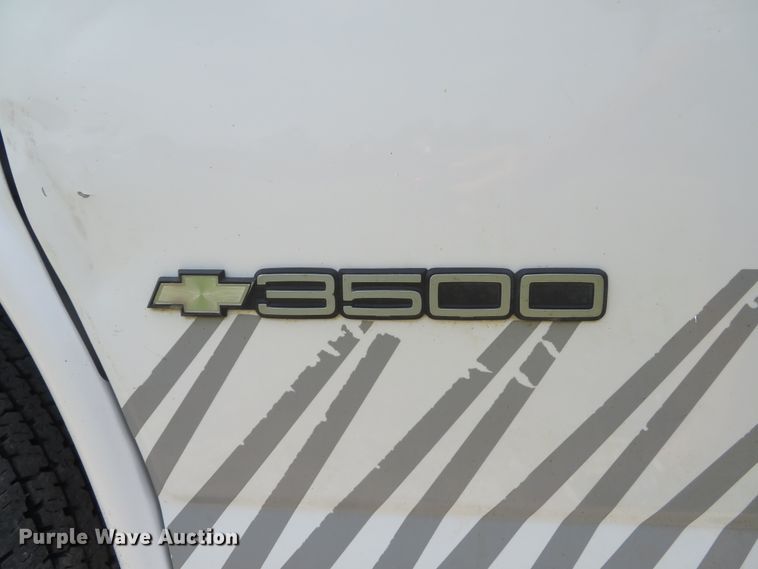 image for item DH1586 2002 Chevrolet Express G3500 box truck