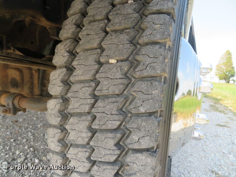 image for item DH1588 1999 Ford F550 Super Duty Crew Cab flatbed truck