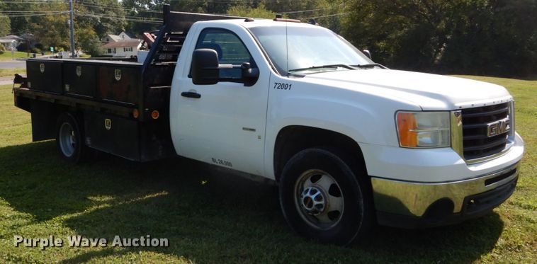 image for item DH2058 2009 GMC Sierra 3500HD flatbed pickup truck
