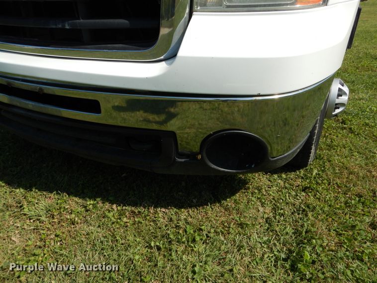 image for item DH2058 2009 GMC Sierra 3500HD flatbed pickup truck