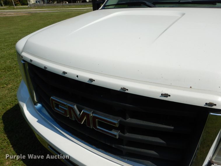 image for item DH2058 2009 GMC Sierra 3500HD flatbed pickup truck