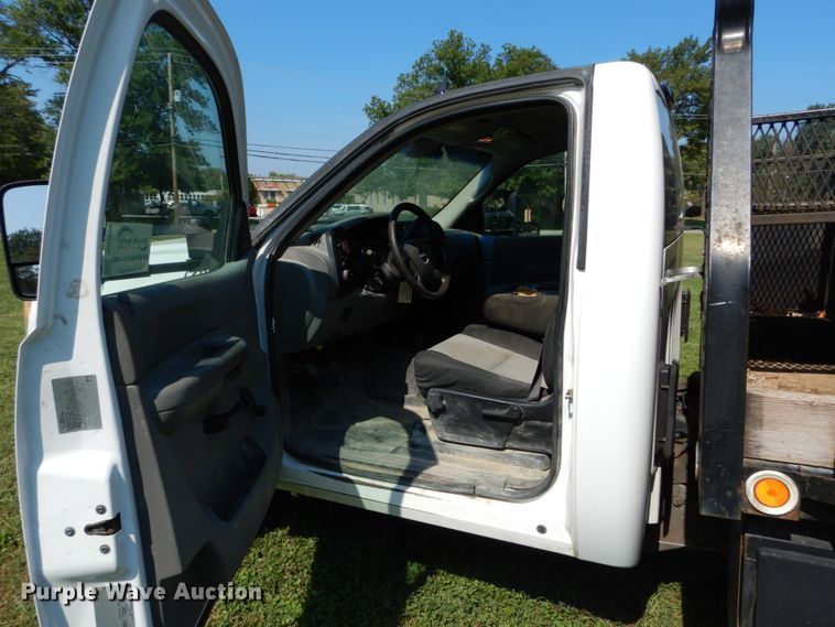 image for item DH2058 2009 GMC Sierra 3500HD flatbed pickup truck