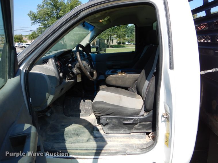 image for item DH2058 2009 GMC Sierra 3500HD flatbed pickup truck