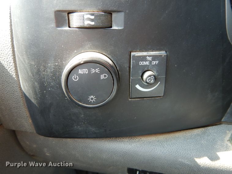 image for item DH2058 2009 GMC Sierra 3500HD flatbed pickup truck