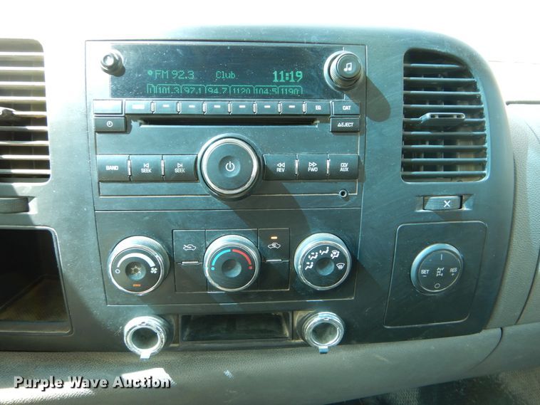 image for item DH2058 2009 GMC Sierra 3500HD flatbed pickup truck