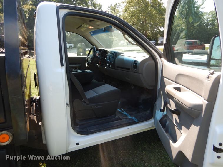 image for item DH2058 2009 GMC Sierra 3500HD flatbed pickup truck