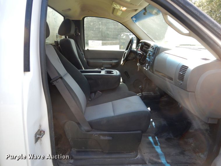 image for item DH2058 2009 GMC Sierra 3500HD flatbed pickup truck