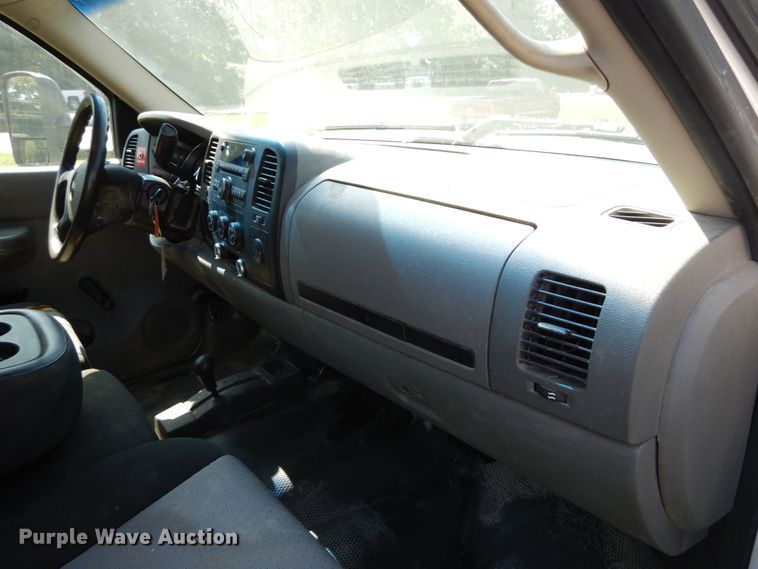 image for item DH2058 2009 GMC Sierra 3500HD flatbed pickup truck