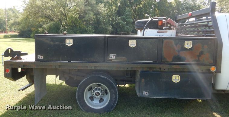 image for item DH2058 2009 GMC Sierra 3500HD flatbed pickup truck