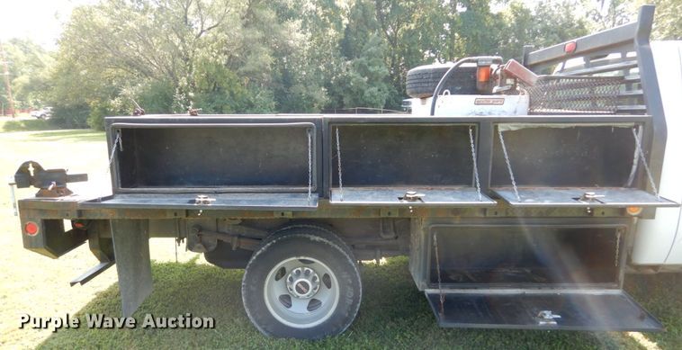 image for item DH2058 2009 GMC Sierra 3500HD flatbed pickup truck