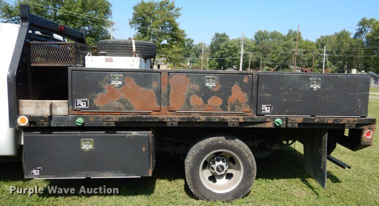 image for item DH2058 2009 GMC Sierra 3500HD flatbed pickup truck