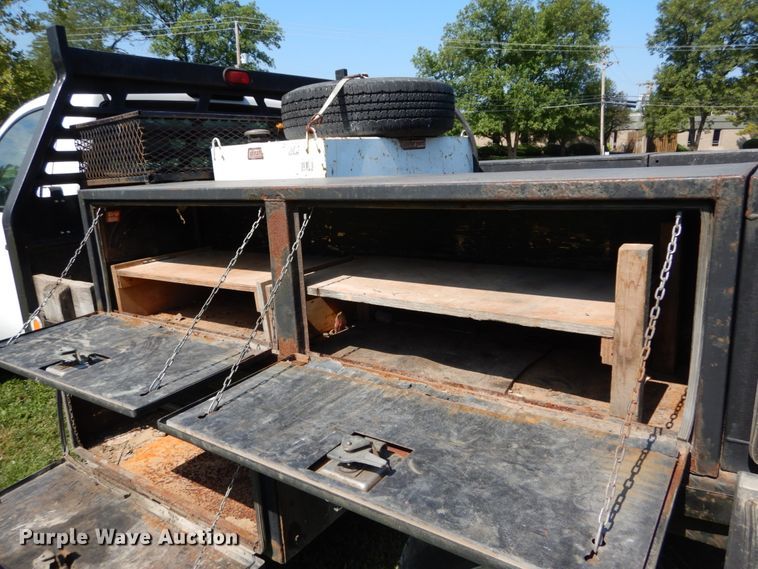 image for item DH2058 2009 GMC Sierra 3500HD flatbed pickup truck