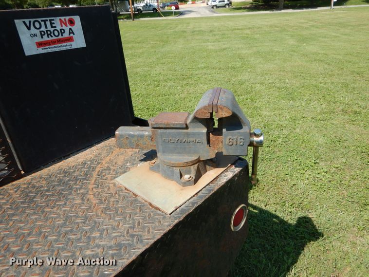 image for item DH2058 2009 GMC Sierra 3500HD flatbed pickup truck