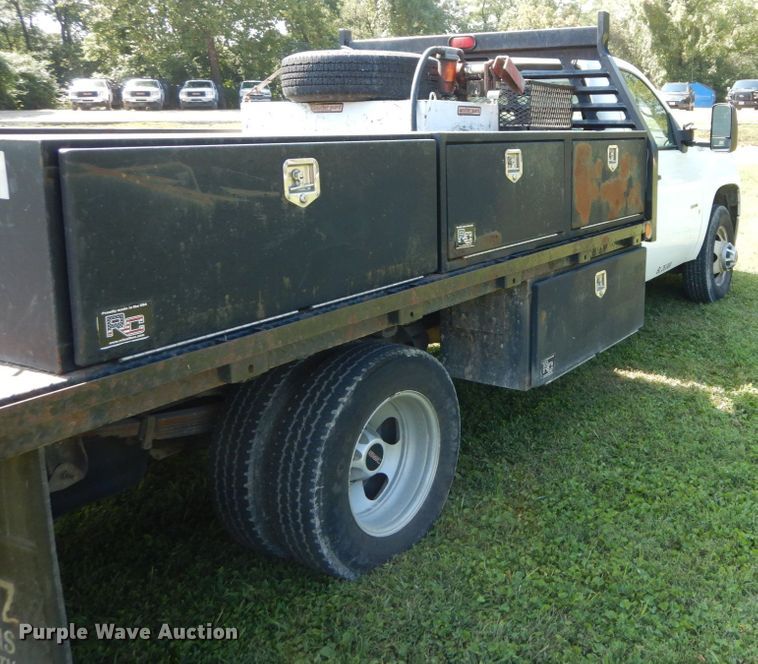 image for item DH2058 2009 GMC Sierra 3500HD flatbed pickup truck