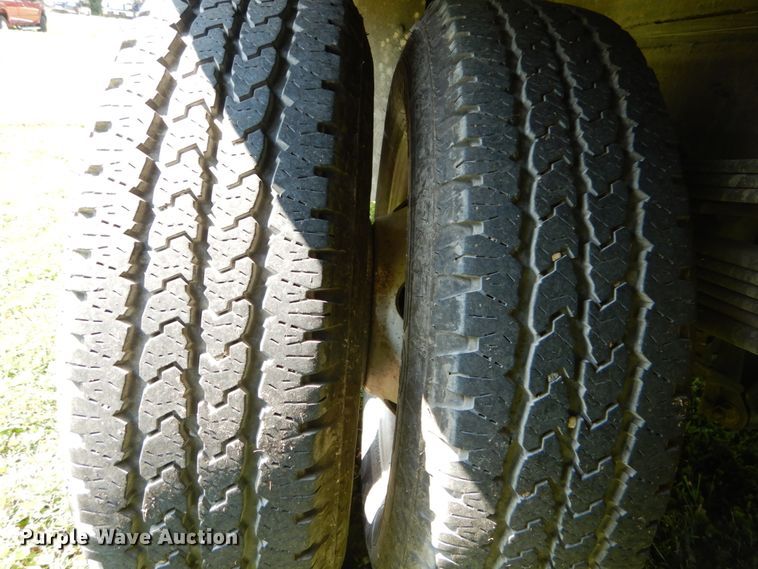 image for item DH2058 2009 GMC Sierra 3500HD flatbed pickup truck