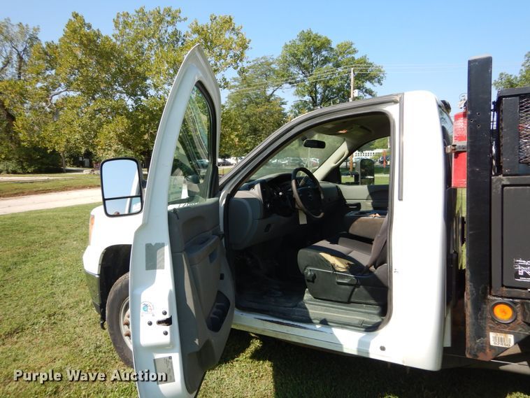 image for item DH2063 2012 GMC Sierra 3500HD flatbed pickup truck