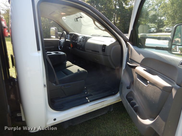 image for item DH2063 2012 GMC Sierra 3500HD flatbed pickup truck