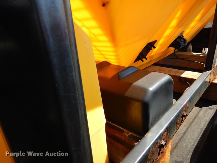 image for item DH2083 Snow Ex V-Maxx SP-8550 spreader