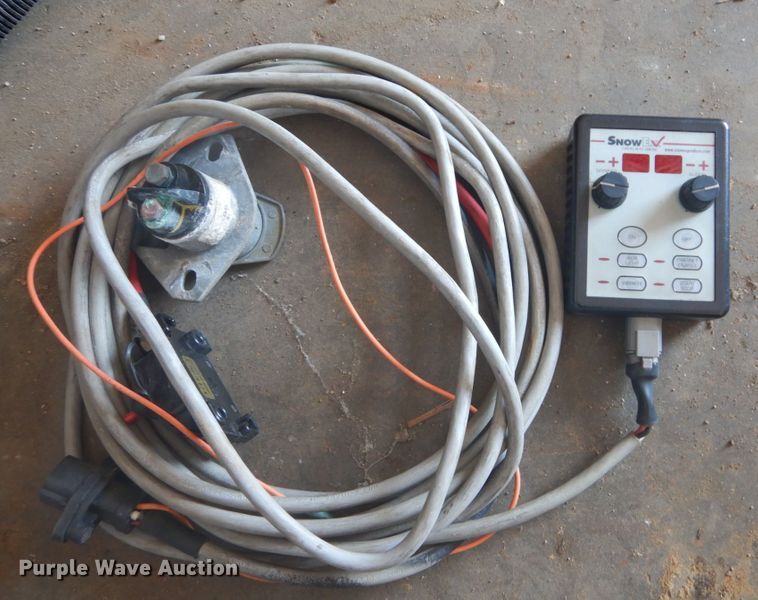 image for item DH2086 Snow Ex Super Max II SP-9500X stainless steel spreader