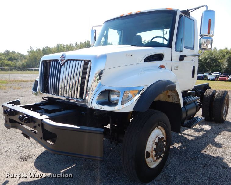 image for item DH2572 2005 International 7400 truck cab and chassis