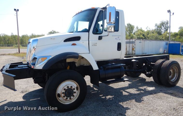 image for item DH2572 2005 International 7400 truck cab and chassis