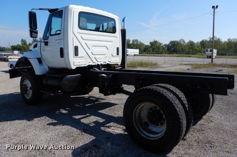 image for item DH2572 2005 International 7400 truck cab and chassis