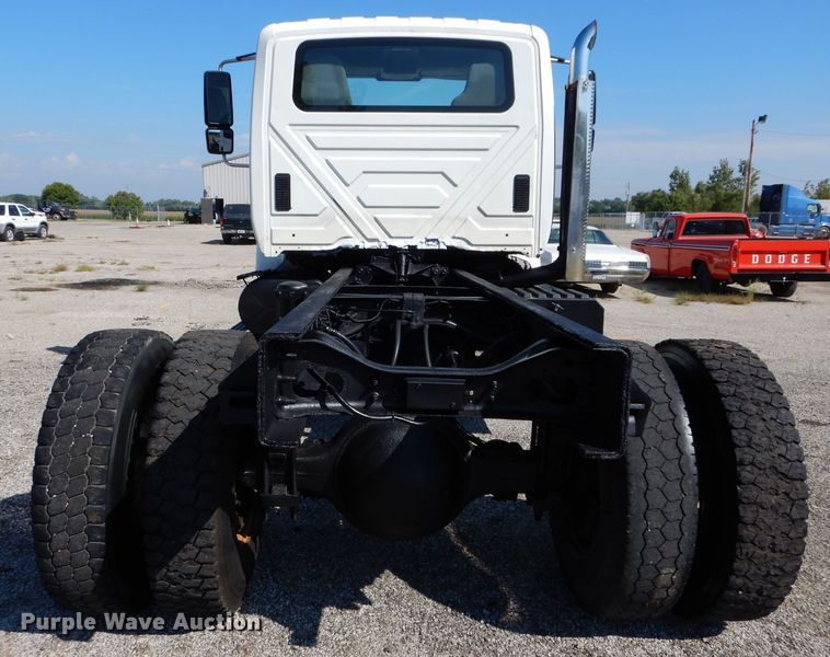 image for item DH2572 2005 International 7400 truck cab and chassis