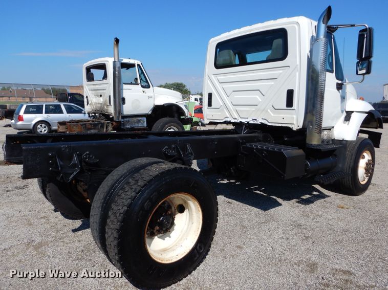 image for item DH2572 2005 International 7400 truck cab and chassis