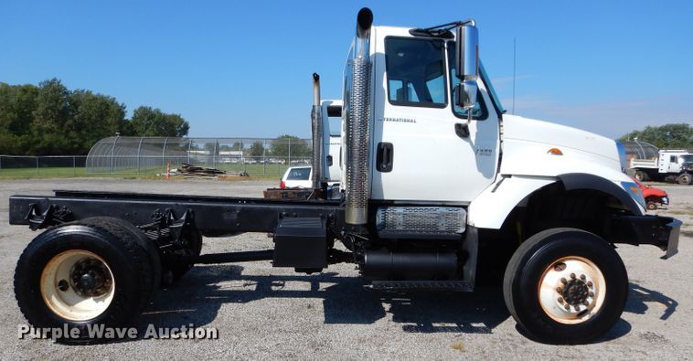 image for item DH2572 2005 International 7400 truck cab and chassis