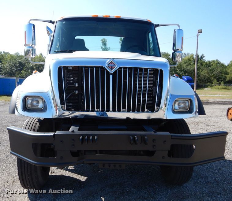 image for item DH2572 2005 International 7400 truck cab and chassis