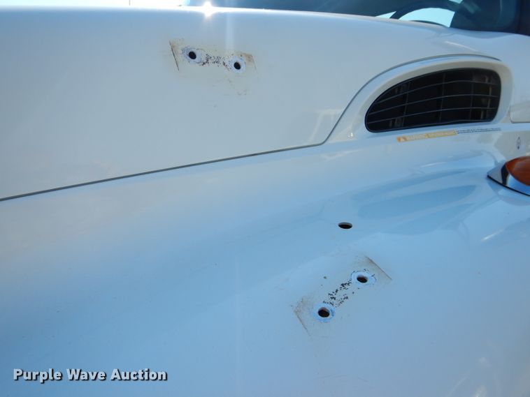 image for item DH2572 2005 International 7400 truck cab and chassis