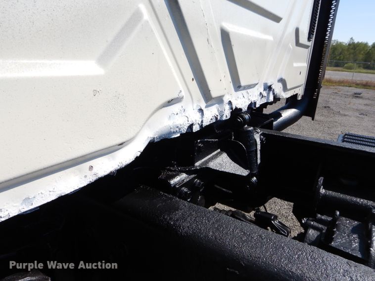 image for item DH2572 2005 International 7400 truck cab and chassis