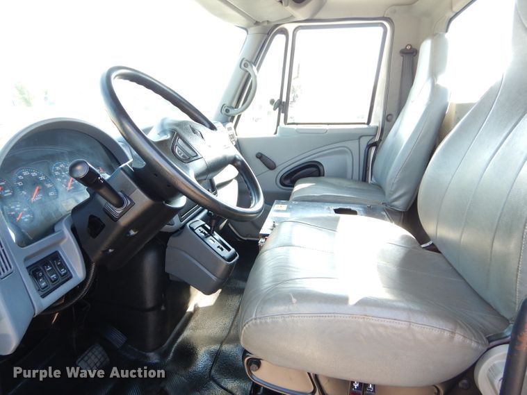 image for item DH2572 2005 International 7400 truck cab and chassis