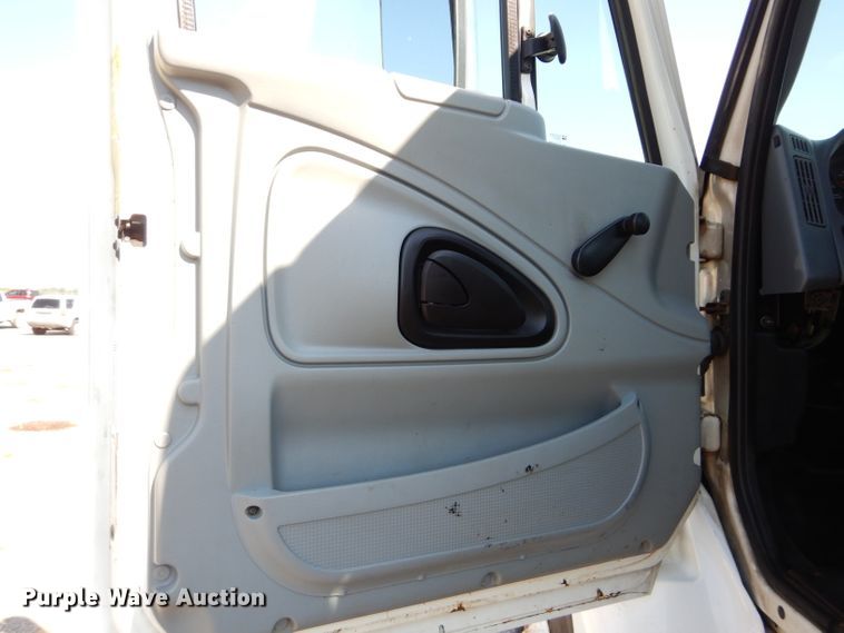 image for item DH2572 2005 International 7400 truck cab and chassis