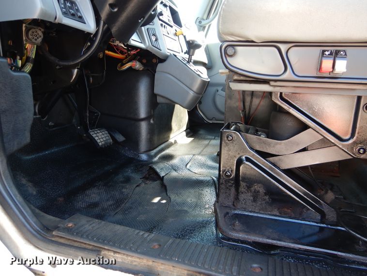 image for item DH2572 2005 International 7400 truck cab and chassis