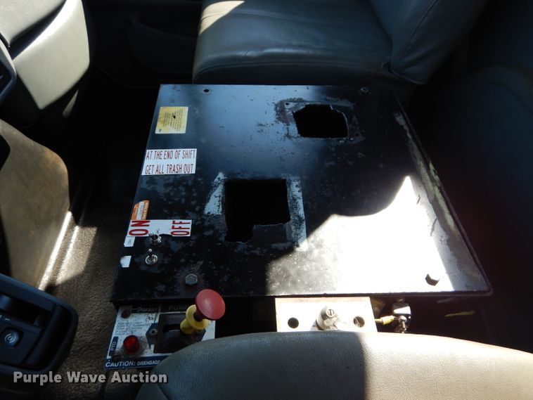 image for item DH2572 2005 International 7400 truck cab and chassis