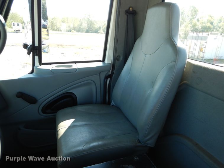 image for item DH2572 2005 International 7400 truck cab and chassis