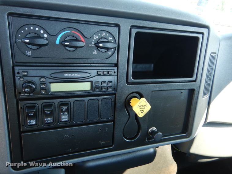 image for item DH2572 2005 International 7400 truck cab and chassis