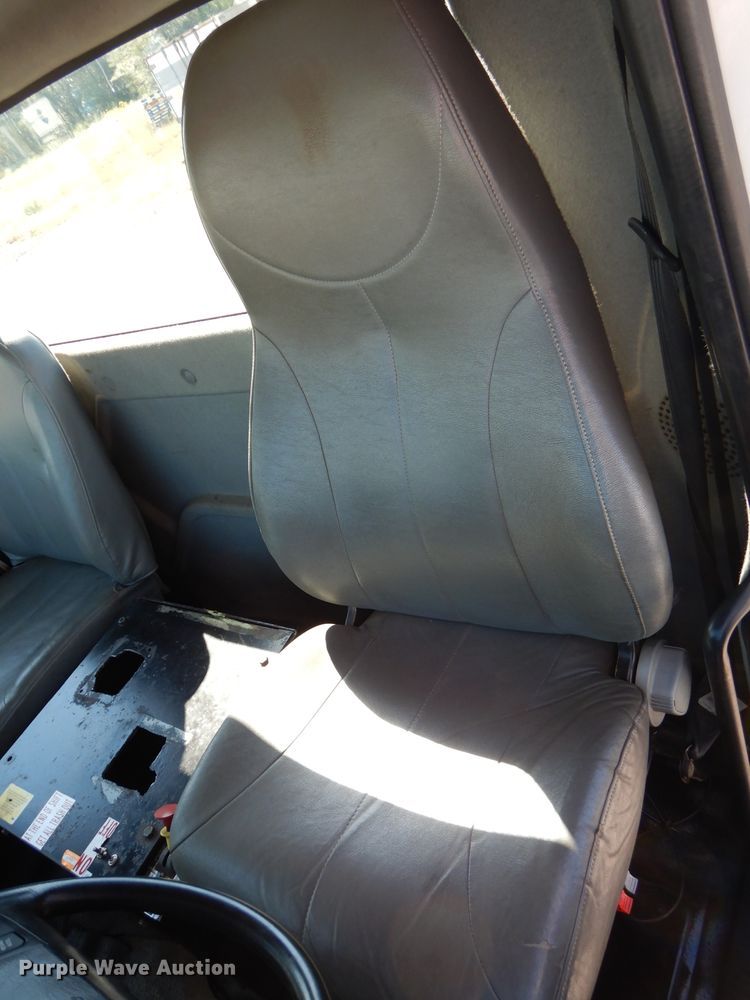 image for item DH2572 2005 International 7400 truck cab and chassis