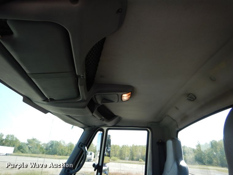 image for item DH2572 2005 International 7400 truck cab and chassis