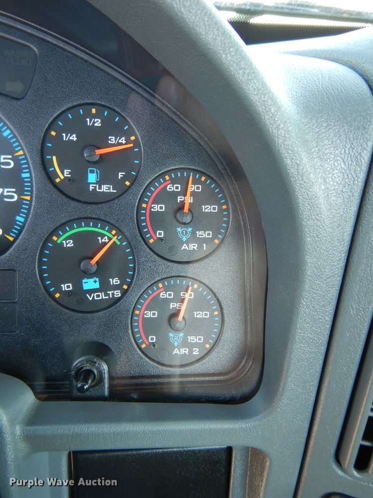 image for item DH2572 2005 International 7400 truck cab and chassis