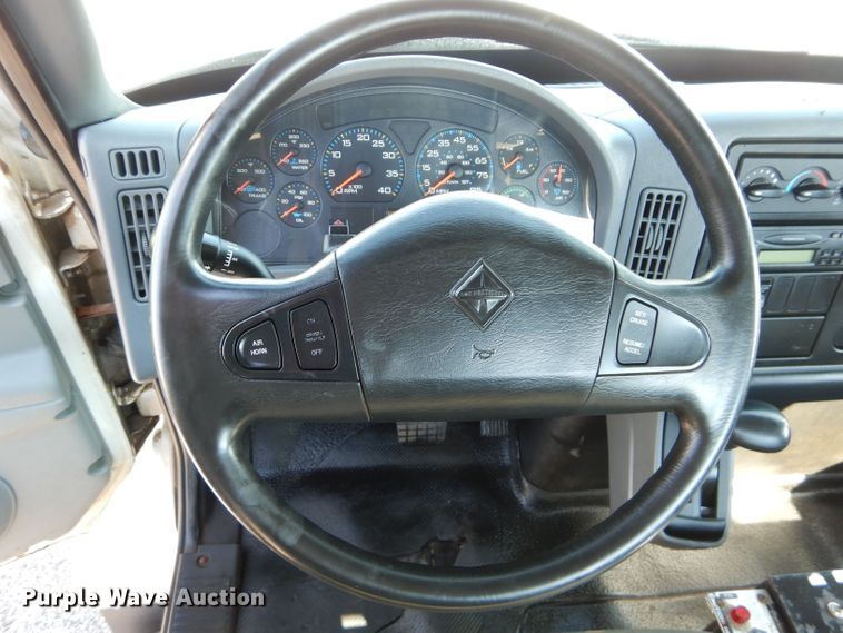 image for item DH2572 2005 International 7400 truck cab and chassis