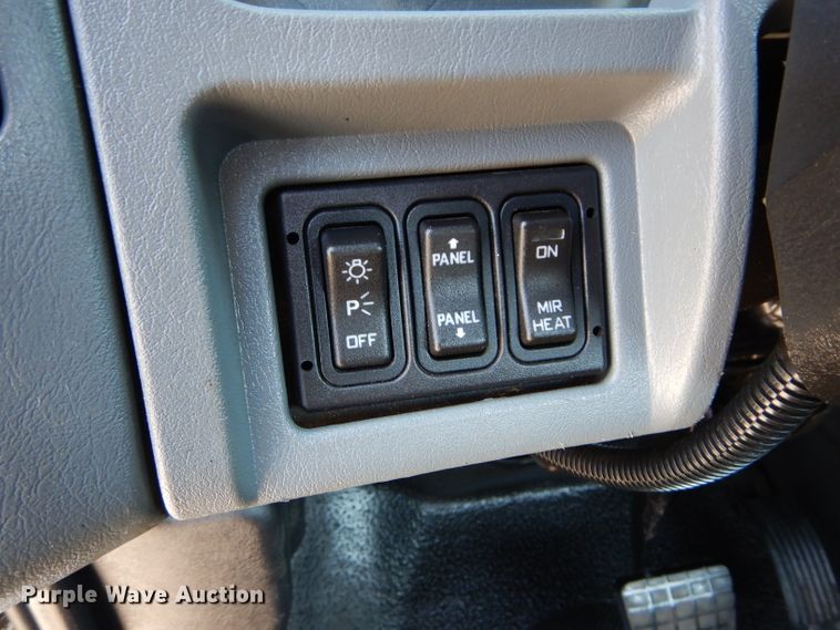 image for item DH2572 2005 International 7400 truck cab and chassis