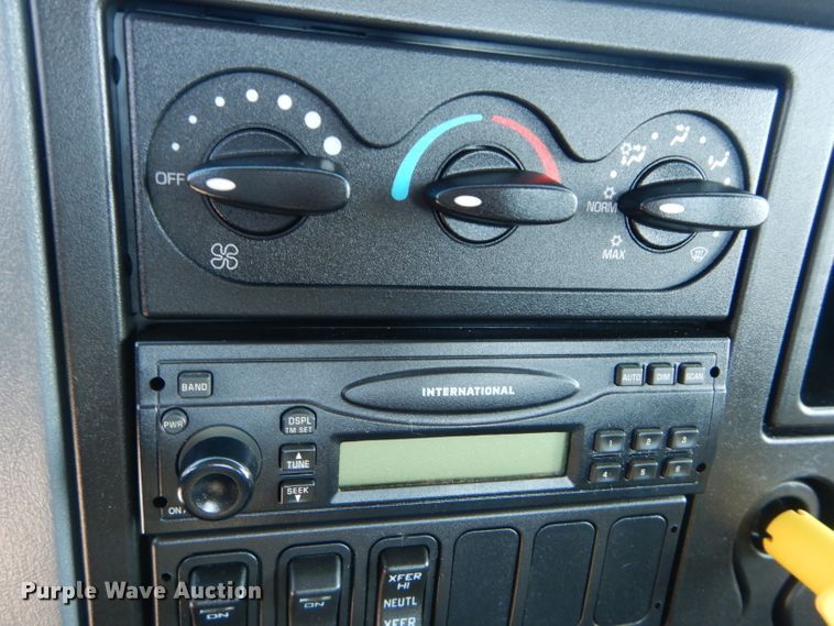 image for item DH2572 2005 International 7400 truck cab and chassis