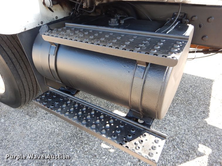 image for item DH2572 2005 International 7400 truck cab and chassis