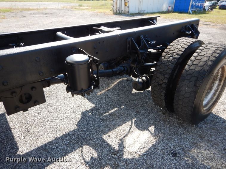 image for item DH2572 2005 International 7400 truck cab and chassis