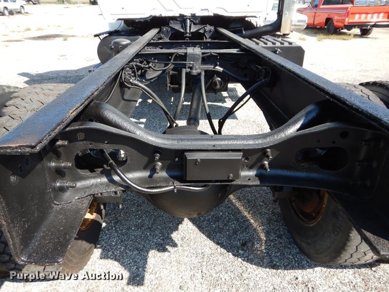 image for item DH2572 2005 International 7400 truck cab and chassis