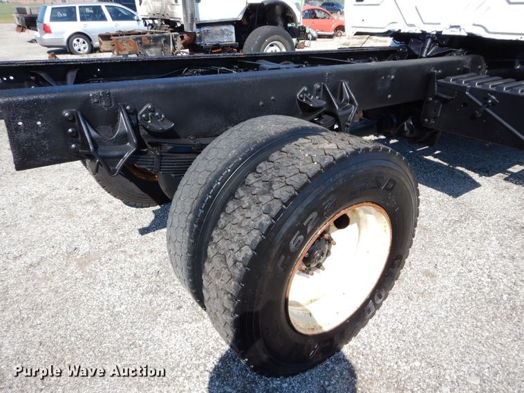 image for item DH2572 2005 International 7400 truck cab and chassis