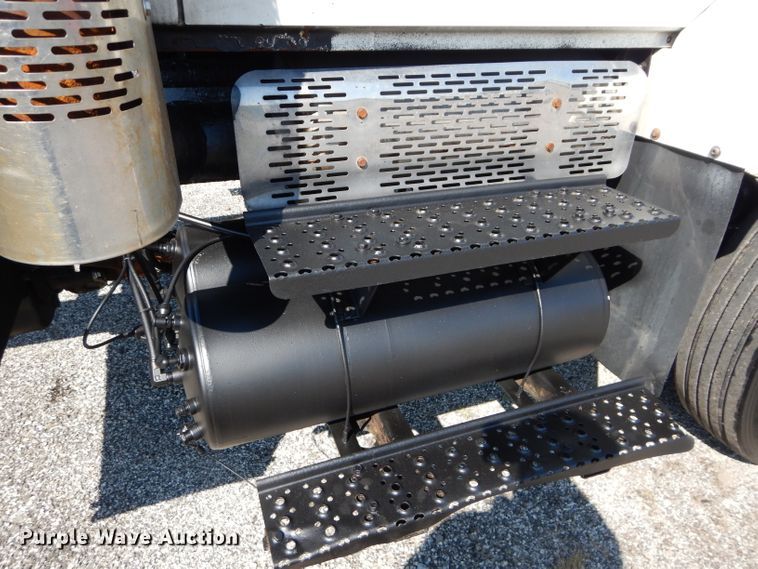 image for item DH2572 2005 International 7400 truck cab and chassis